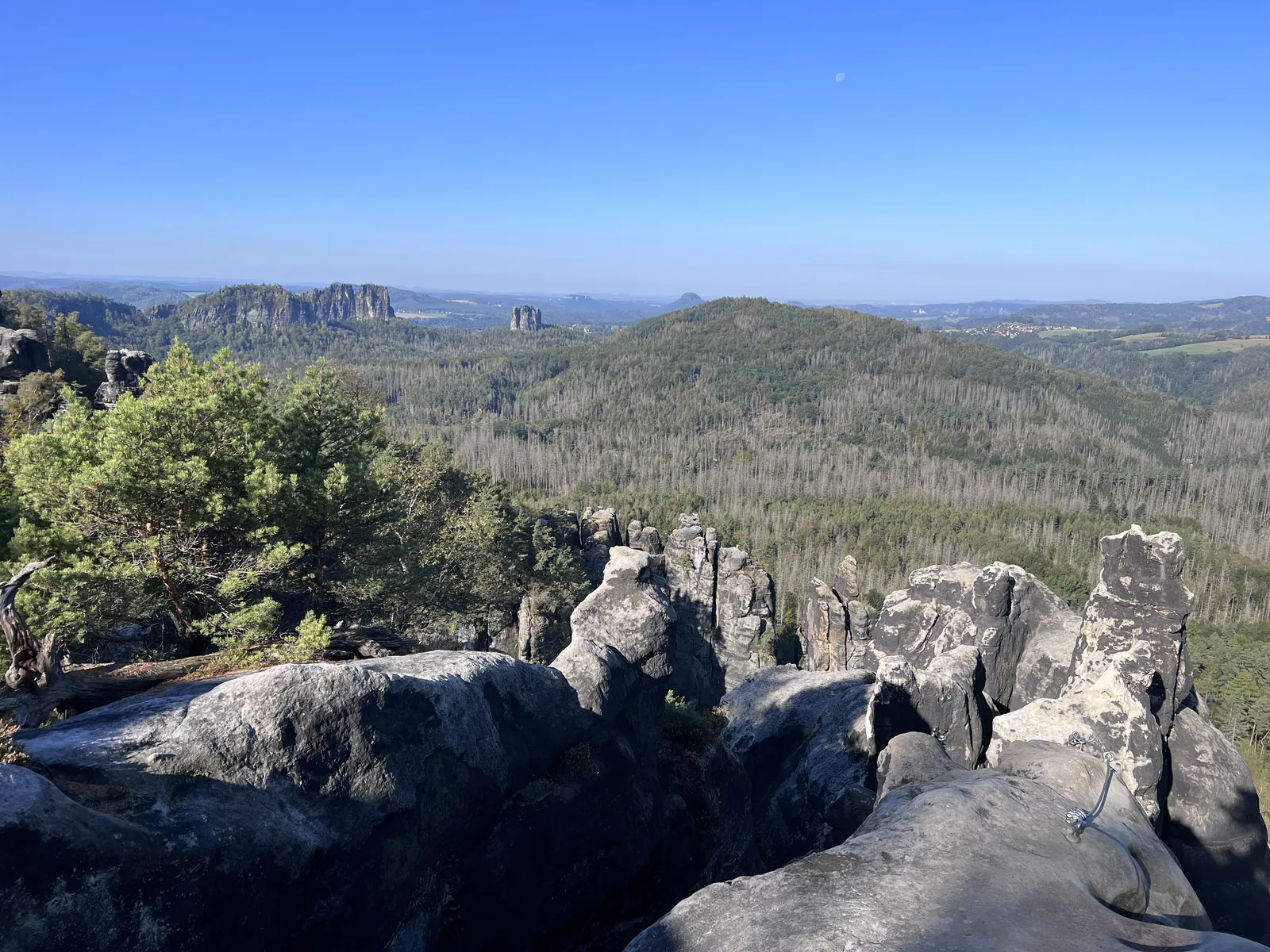 View from the Häntzschelstiege in the Affensteine over rock towers to the Schrammsteine and the Hohe Liebe