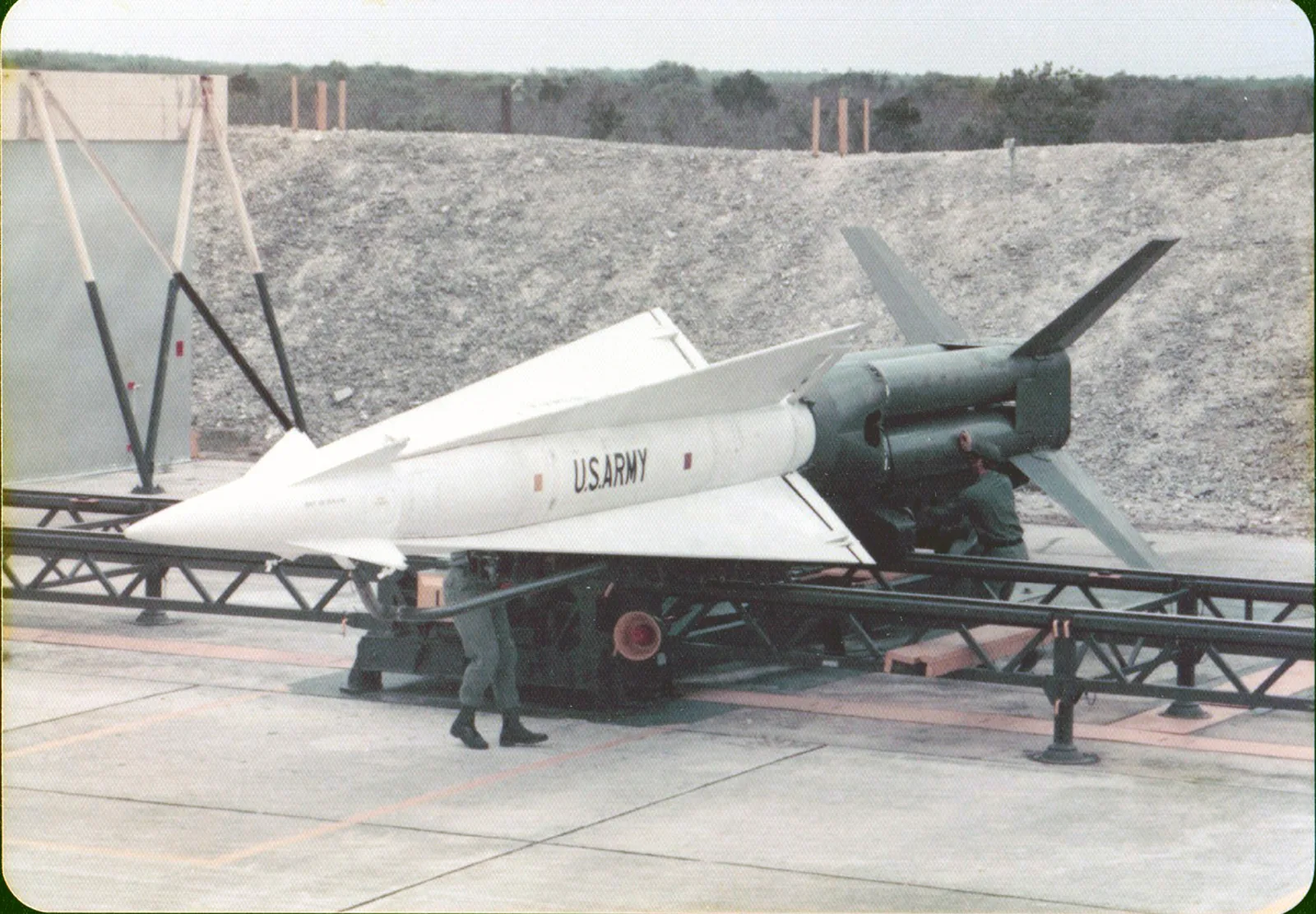 Historic colour photo from 1977: a white Nike Hercules missile with US Army lettering on its launcher in front of a missile shed in Everglades National Park
