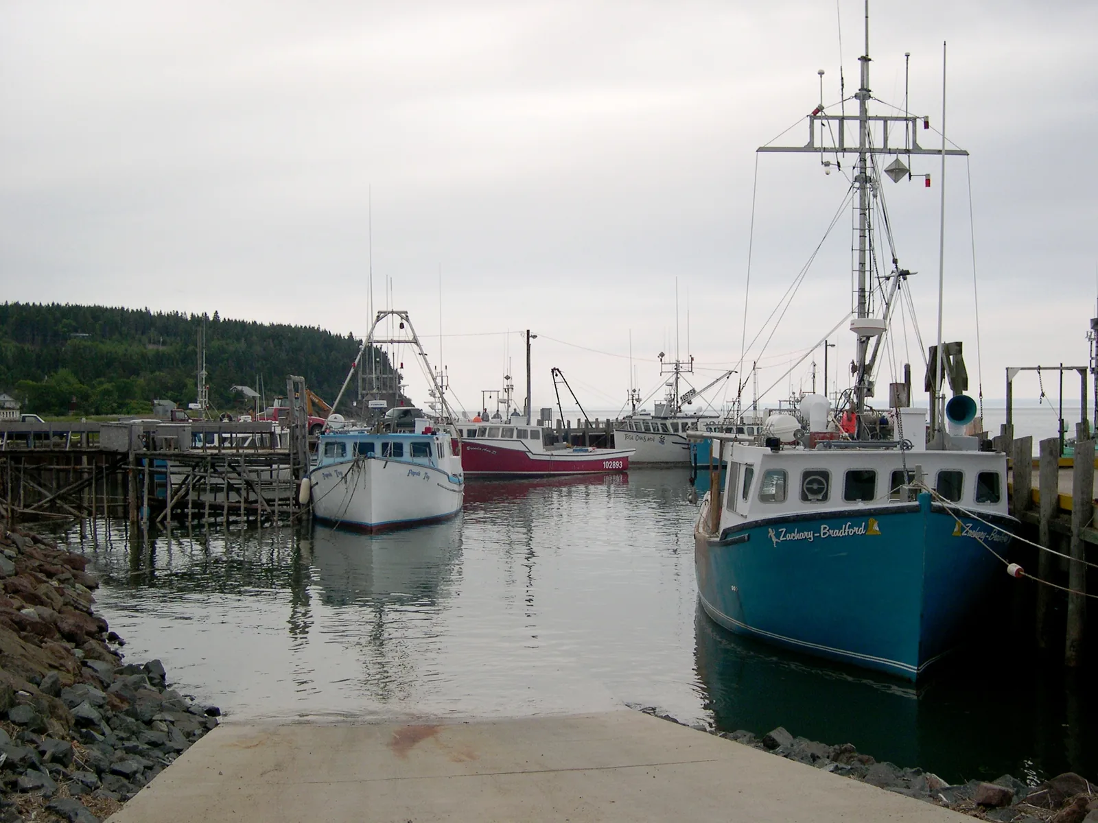 The same Alma harbour at high tide: the boats float level with the quay, nothing of the harbour bottom is visible