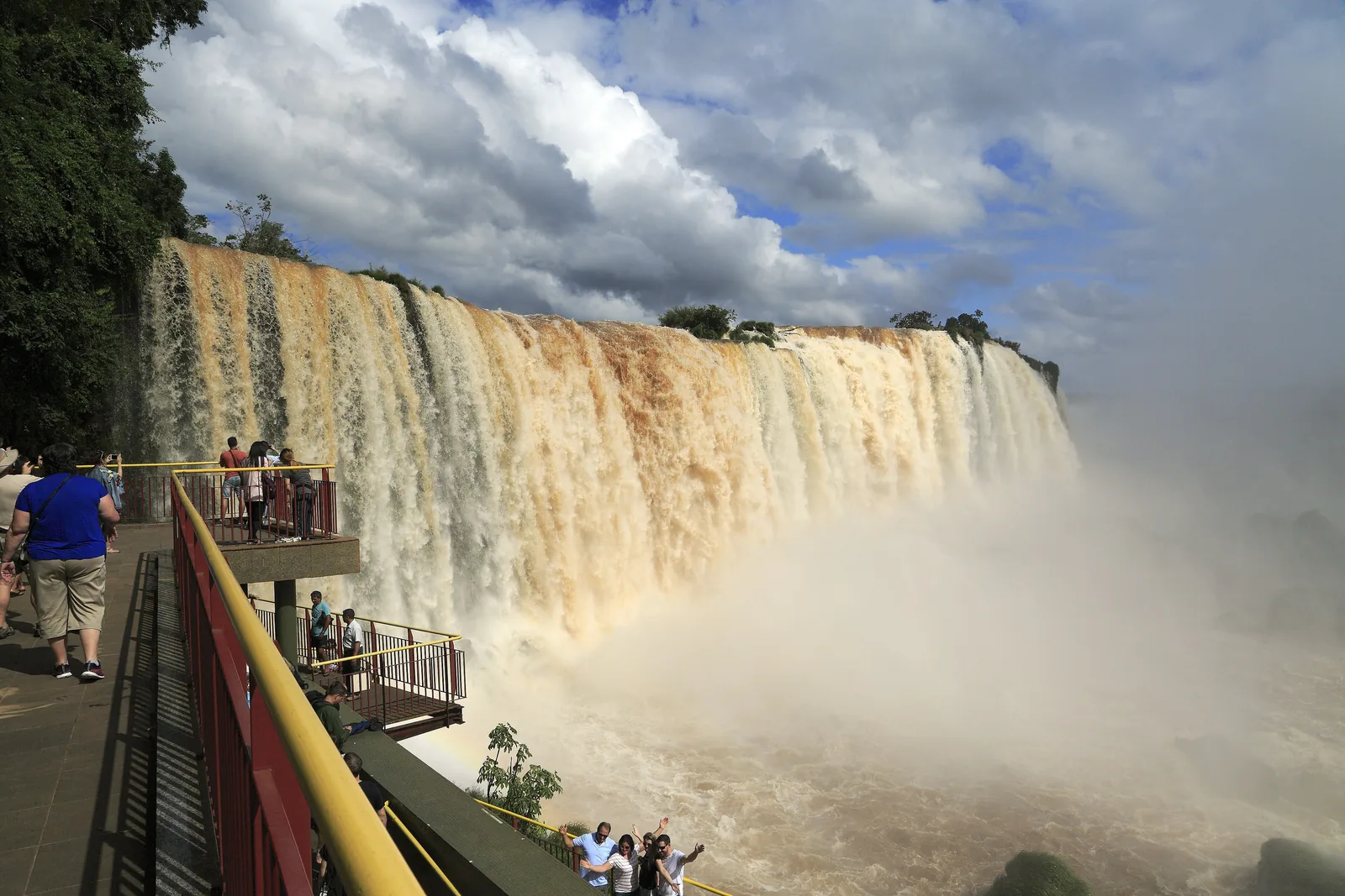 From the viewing tower at Salto Floriano in Iguaçu National Park you look at a broad wall of water, with visitors on the platforms