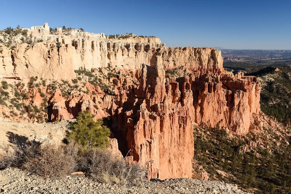 Paria View in Bryce Canyon National Park: pale and reddish cliffs with hoodoos on the plateau rim, looking far across the landscape