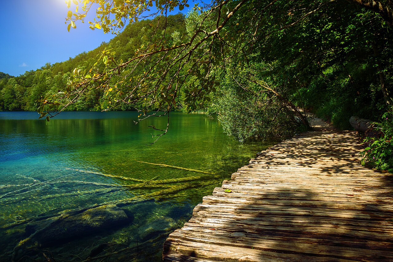 Plitvice Lakes: boardwalks and the lake system