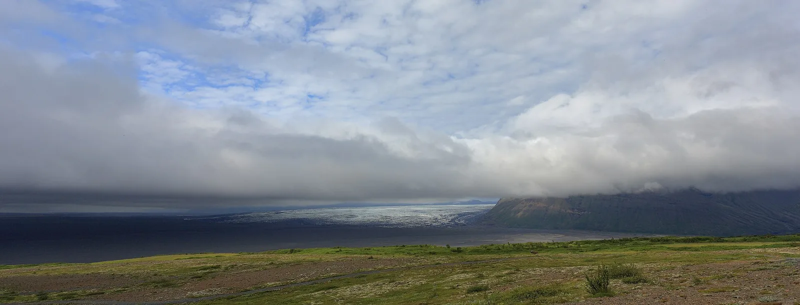 Wide view from Skaftafell over the flat sandur plain of Skeiðarársandur to the sea