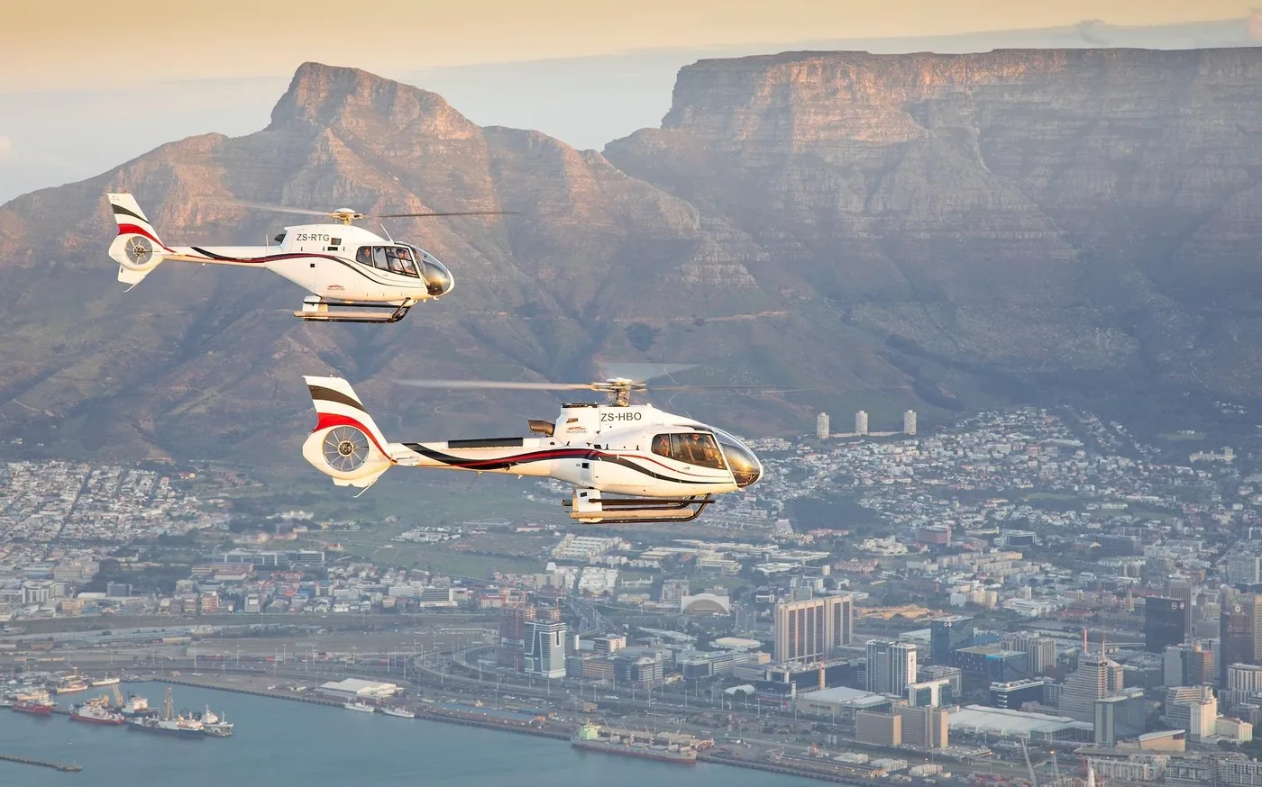 Offer photo: By helicopter past Table Mountain, the Twelve Apostles and Lion’s Head