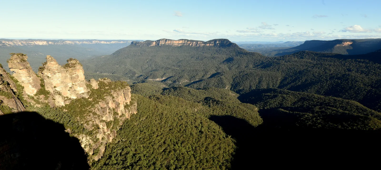 The Three Sisters in Blue Mountains National Park on the left, behind them the forested Jamison Valley with Mount Solitary, seen from Echo Point